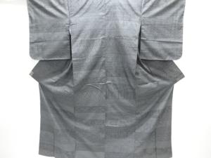 未使用品　仕立て上がり　横段に幾何学模様織り出し本場結城紬100亀甲着物(石下)